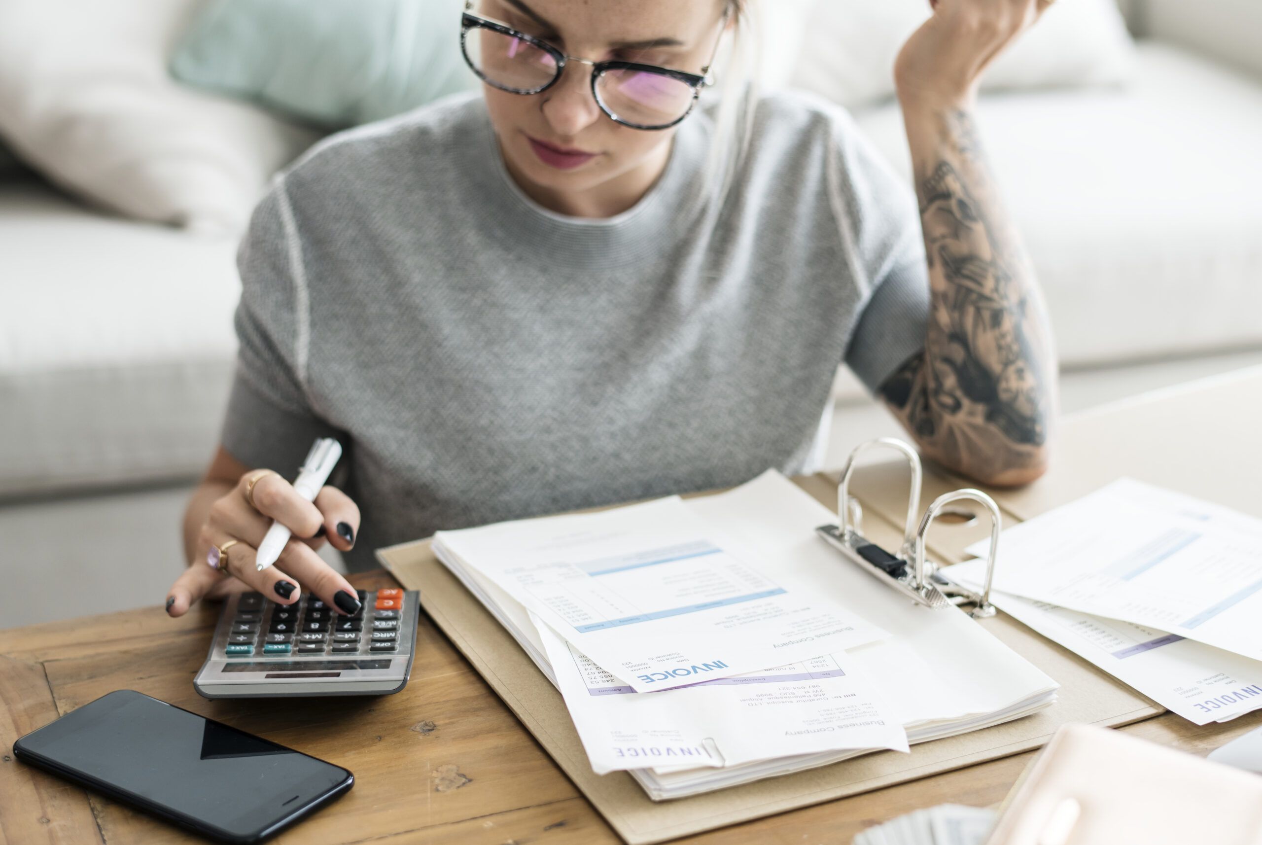 Wacht niet te lang met onbetaalde facturen te innen en schakel daarvoor een expert in, zoals een advocaat. Foto Envato: NEHLAKB