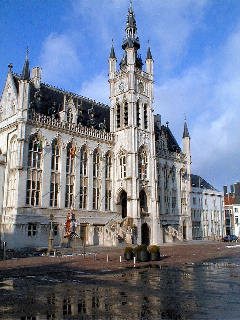 Stadhuis van Sint-Niklaas, een iconisch gebouw in het centrum van de stad, gelegen in de regio waar Lexora Advocaten actief is.