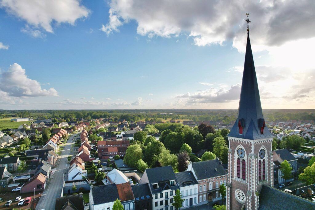 Centrum van Sint-Gillis-Waas met zicht op de Sint-Gilliskerk, in het hart van het werkgebied van Lexora Advocaten.