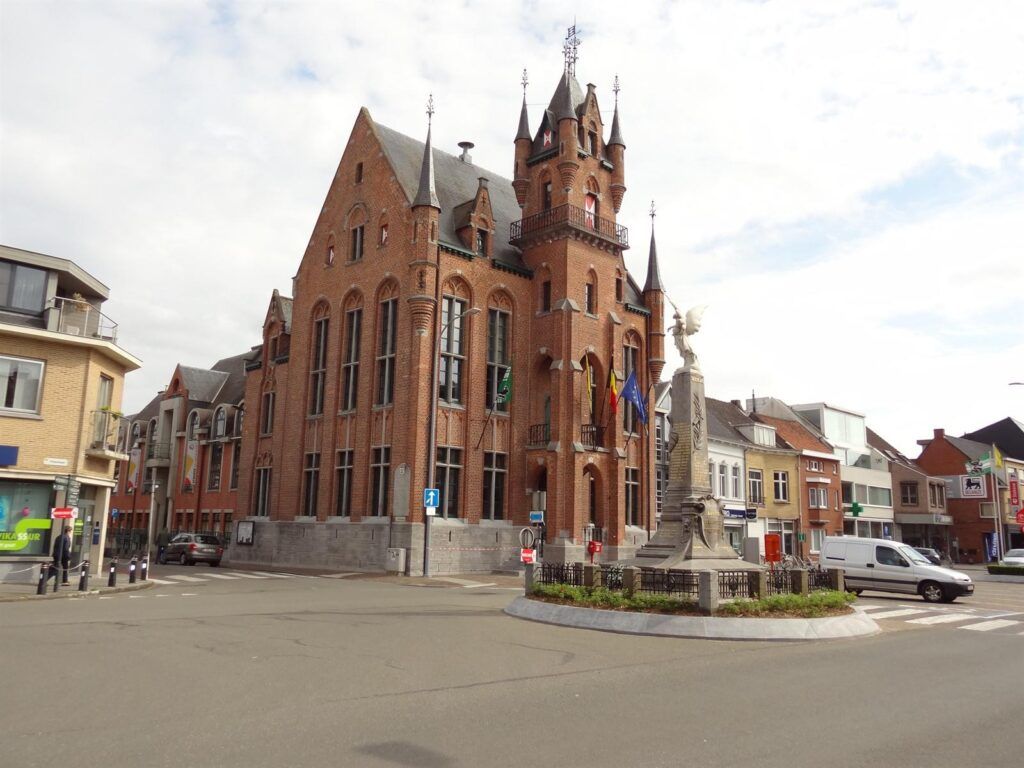 Gemeentehuis van Stekene met het oorlogsmonument op het plein, in het hart van de regio waar Lexora Advocaten actief is.