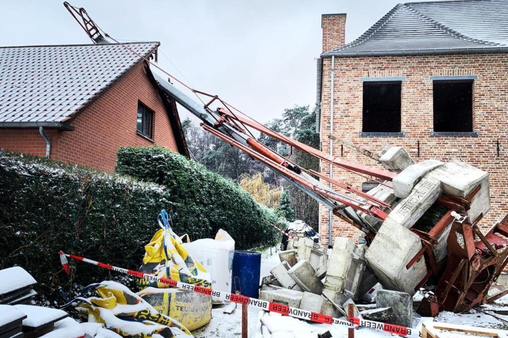 Omgevallen kraan veroorzaakt schade aan dak van buurwoning - voorbeeld van burenhinder volgens Lexora Advocaten.